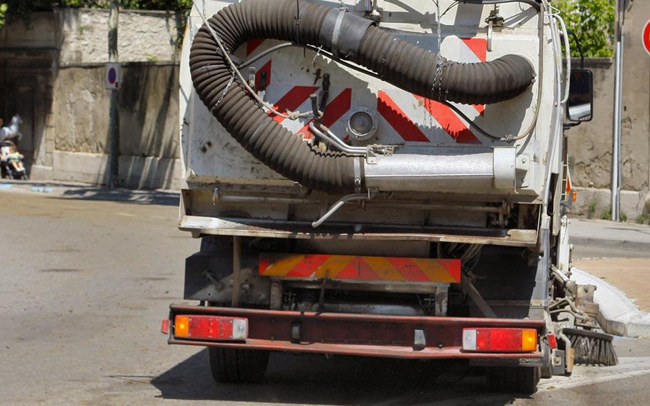 camion pompe egout Les Lilas